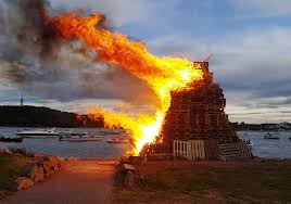 Den eldgamle tradisjonen med å brenne bål på sankthansaften holder fortsatt stand. Kristiansand Kommune Sankthansfeiring Med En Vri