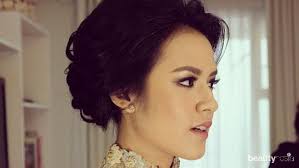 Ada banyak sekali model sanggul modern yang bisa kamu pilih sesuai dengan bentuk wajahmu. 5 Inspirasi Model Rambut Ala Artis Untuk Acara Wisuda