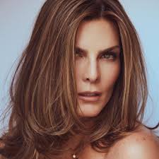 Me oscurecí un poco más el cabello, cómo les gusta más? Más rubio o  castaño?