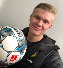 Erling haaland was in a cheerful mood as borussia dortmund concluded their bundesliga campaign as players mulled around the westfalenstadion pitch, haaland was asked to pose for a photo with. Borussia Dortmund On Instagram Drei Wochen In Dortmund Und Schon Seine Erste Freundin Couplegoals Borussia Dortmund Dortmund Bvb Dortmund