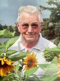 Lloyd Dahl's Instagram, Twitter & Facebook