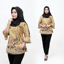 Aneka model baju batik wanita remaja sampai wanita dewasa baik model baju lengan panjang ataupun pendek bisa kamu pilih menjadi model atasan terbaik dalam memadukan model celana ataupun rok yang bisa kamu pakai ketika menghadiri sebuah acara resmi atau non formal dan santai seperti acara pesta dengan memakai baju batik gaya casual sampai model baju batik muslim yang tak kalah cantik dan elegan. Atasan Batik Terbaru Baju Batik Modis Shopee Indonesia