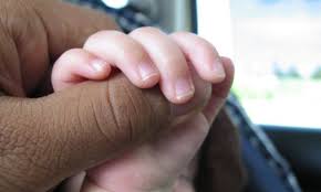 Denn an den schön schimmernden ohrringen von oma darf es nicht ziehen. Ab Wann Wie Oft Und Wie Nagel Schneiden Beim Baby Abc Kinder Blog Fur Eltern