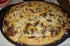 Depuis Que J En Ai Mange Chez Normandin Je Voulais Recreer Cette Pizza Que Je Trouvais Tellement Originale Et Bien Pens Campbells Soup Recipes Pizza Buns Food