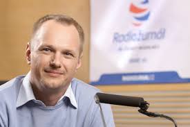 Lytt til radiožurnál podcast av český rozhlas. Radiozurnal Vymenil Hudebniho Dramaturga Kritizovaneho Radka Sedlacka Strida Petr Kral Mediar