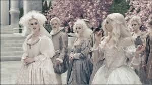 La novedad es que anne hathaway y helena bonham carter se han unido al reparto de 'alice in wonderland' como la reina blanca y la reina roja, respectivamente. Best Of Anne Hathaway On Twitter Anne Hathaway As The White Queen Alice In Wonderland 2010