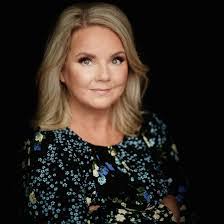 Amanda Hellberg's Instagram, Twitter & Facebook