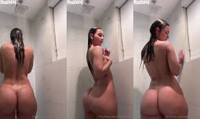 Mikaela Lafuente en la ducha