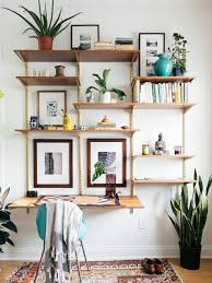 Comment Decorer Le Mur Avec Une Belle Etagere Murale Etagere Deco Decoration Mur Idee Deco