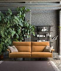 Sofa bridgewater memiliki sandaran lengan rendah, pinggiran yang disesuaikan, dan bantalan belakang sofa yang lembut. Wood Furniture Trends 2021 Novocom Top