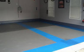 Wpc klickfliesen verlegen klickfliesen lassen sich nicht nur gut verlegen, sondern sie sind zudem extrem witterungsbeständig. Garage Mit Bodenbelag Aus Fugenlosen Pvc Fliesen In Zwei Farben Verlegt Pvc Fliesen Garage Boden Pvc Bodenbelag