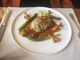 Chauffer 1 filet d'huile d'olive dans une poêle, saisir les tranches de ris de veau en. Plat Du Jour Ris De Veau Chanterelles Et Asperges Picture Of Le Mesclun Nice Tripadvisor