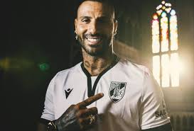 He began his career at sporting clube de portugal, and has also played for barcelona, porto, internazionale, chelsea, beşiktaş and al ahli dubai.he is popular for incorporating a repertoire of tricks into his style. Ricardo Quaresma Joins Lyle Foster At Vitoria Guimaraes