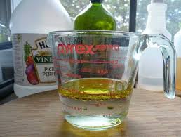 L Astuce Incroyable Pour Faire Disparaitre Les Rayures Sur Un Meuble En Bois Reparation De Bois Astuces Pour Nettoyer Produits De Nettoyage Naturels
