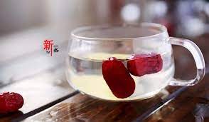 本期給大家推薦薑棗茶 特別適合夏季飲用 不但能排出體內濕毒 長期飲用還能美容養顏 減體重 薑棗茶使用材料薑 蔥 紅糖或者蜂蜜製作的方法1 生薑去皮切片 2 大棗去核 劃口 3 將薑 棗 紅糖 蜂蜜 放 health drink chinese deserts chinese herbs