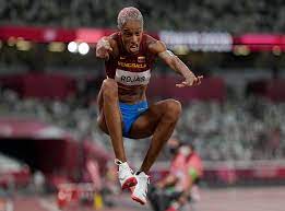 Jonathan edwards batiendo su propio récord del mundo dos veces en la misma competición, ambas por encima de 18 metros. Wqy9carqu4a8zm