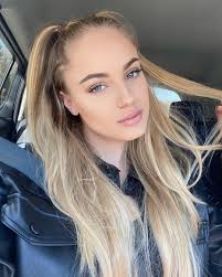 never be like you🙌🏼 •••#alwayshappy #blonde #zöpfli #selfie #car #driving  #zurich #blueeyes #barbie #princess