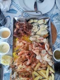 Ocean Basket Platter Prince Prawns Mussels In Creamy Garlic Sauce Squid And Squid Heads Rice Chips And Linefish Mussels Recipe Food Dishes Food