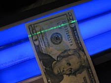 .patented formula detects counterfeit ink works these bills passed most pens however they do not past this one. Counterfeit Money Wikipedia
