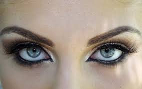 Wissenschaftler wollen sogar herausgefunden haben, dass vor zehntausenden jahren alle menschen braune augen hatten, bis genmutationen blaue und grüne versionen ins spiel brachten. Welche Farben Stehen Mir Am Besten Fehlkaufe Bei Make Up Vermeiden Modebezirk De Dein Modemagazin