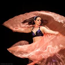 Si estás empezando a bailar bachata en tus clases de baile, si te seducen las canciones, lo ideal es que elijas aquellas canciones de bachata que tengan un ritmo más lento. Las Mejores Canciones Para Bailar Danza Oriental Danzasafran
