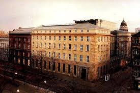 Professional infrastructure news may 6, 2021 innovation with a safety net. Die Deutsche Bank Eroffnet Umbau Unter Den Linden In Berlin Ruckkehr Einer Wechselstube Architektur Und Architekten News Meldungen Nachrichten Baunetz De
