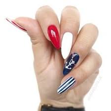 Decoración de uñas al mas puro estilo marinero, para realizar estos diseños de uñas dale una base de esmalte azul marino a todas las uñas, seguidamente realiza dos tiras horizontales blancas, para. 71 Ideas De Unas Marineras Unas Nauticas Manicura Disenos De Unas