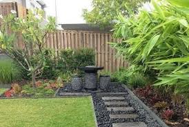 Tanaman langsung di tanam di tanah, dihiasi taman terletak di samping sepanjang jalan masuk ke pintu utama. 11 Inspirasi Desain Taman Minimalis Samping Rumah Tampilan Rumah Jadi Beda Rumah123 Com