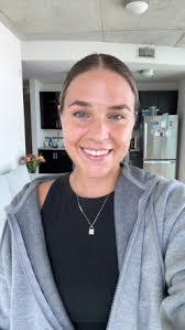 Carolyn Petsche's Instagram, Twitter & Facebook