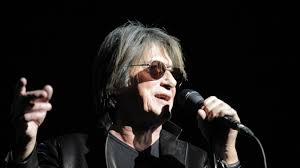 Thomas dutronc pose avec son père jacques dutronc pour soutenir ce beau projet de fran. Dutronc Pere Et Fils Reunis Dans Un Duo Dont Ils Font La Promotion Dans Une Video Souriante