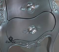 Es wird ein glastisch mit verchromtem fuß in exzellentem zustand verkauft. Nachttisch Chrom Optik Edel Lionsstar Gmbh