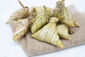 Malay word selamat hari raya aidilfitri and maaf zahir & batin that translates to wishing you a joyous hari raya and may you forgive us. Nahaufnahme Ketupat Daun Palas Reiskolben Mit Palmenblattern Bei Bauern Malaiischen Essen In Hari Raya Lizenzfreie Fotos Bilder Und Stock Fotografie Image 81783288
