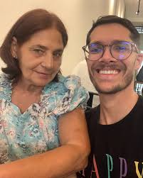 Feliz aniversário para mim. Hoje eu escrevo para mim. Hoje eu desejo tudo  de bom para mim. Hoje eu terei sentimentos, nem que seja por um só momento.  Então eu nasci, cresci,