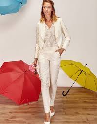 Un des grands atouts du tailleur pantalon femme chic pour mariage est que les pièces dont il est composé peuvent être combinées avec d'autres vêtements, ainsi vous avez plus de variantes de. Epingle Sur Collection Mariage Pour Toutes