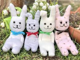 Jetzt schnittmuster für mundschutz gratis downloaden und masken selbst nähen auch für anfänger geeignet stoff online bestellen. Osterhasen Nahen Aus Socken Anleitung Mit Gratis Schnittmuster