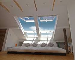 Super Schone Dachschrage Mit Couch Der Kleine Raum Wirkt Grosser Durch Die Grossen Fenster Schlafzimmer Design Dachboden Renovierung Wohnung