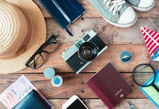 Mau Liburan? Cek Dulu 7 Perlengkapan Traveling Wajib Bawa saat Pandemi Covid-19 - Rukita Stories