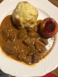 Wilde Zeiten Hirschgulasch Mit Semmelknodel Bratapfel Preiselbeeren Foodiesrezepte Food Herbst Lebensmittel Essen Hirschgulasch Rezept Gulasch