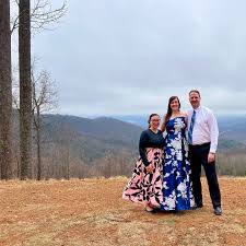 📸✨ Wedding Planning Tip! ✨📸 Considering an unplugged ceremony? Here's a  great option: offer a 30-second photo op at the beginning of your ceremony!  📷💍 This allows your guests to capture those