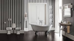 Mobili stile inglese ad incasso, magari con ripiani chiusi da tendine ricamate e lavabi in ceramica bianca… questi sono gli elementi che caratterizzano un bagno in stile british. Sanitari Retro Classici Stile Inglese E I Loro Copriwater Part 1 Arredobagno News