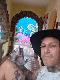 Las paredes también aprenden a hablar. 🎨🖤 . Nuevos trazos llegan, nuevas  historias se quedan. Cada mural transforma el espacio y cambia la forma en  la que se vive una visita: no