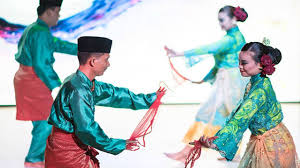 Tujuan utama adalah untuk menarik minat golongan hawa di luar sana yg mungkin sudah jauh dari identiti melayunya, apatah lagi keimanan islamnya, agar tertarik dgn pakej yang membantunya mencapai bnyak maksud serampang dua mata. Lengkap Tari Serampang Dua Belas Asal Fungsi Gerakan Video