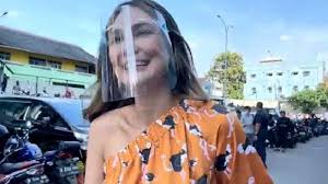 Luna Maya Alami Kecelakaan Jatuh Dari Sepeda Terluka Di Pelipis Hingga Dapat 5 Jahitan Di Tangan Tribunnews Com Mobile Luna maya jatuh dari kuda, wajahnya luka. luna maya alami kecelakaan jatuh dari