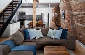 Sarı, beyaz, yeşil, mavi ve siyah ile uyumludur. Kahverengi Koltuklara Uyumlu Renkler Kadin Blogu