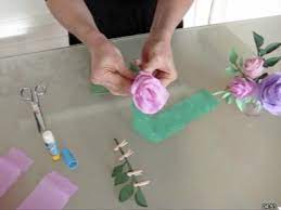 Je taille les miennes en laissant 10 cm de largeur pour une longueur de 30 cm, ce qui me donne des fleurs de taille moyenne, il est. Comment Fabriquer Des Roses En Papier Crepon Apprendre Facile