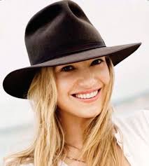 Smile 🙃 #AnnaTorv #oliviadunham #fringe #TheNewsreader #HelenNorville