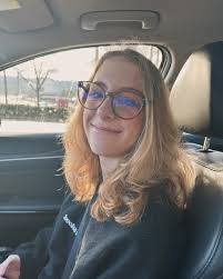 Lora Lynn's Instagram, Twitter & Facebook