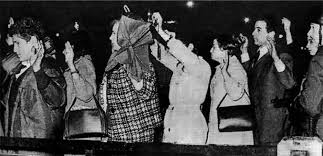 En la noche del 29 de julio de 1966, después de intervenir todas las universidades del país y anular su régimen de gobierno, vigente desde la reforma de se llamaba clementina, llegó desde inglaterra en noviembre de 1960, y después de la noche de los bastones largos, el onganiato apagó sus luces. La Noche De Los Bastones Largos La Famosa Carta De Warren Ambrose