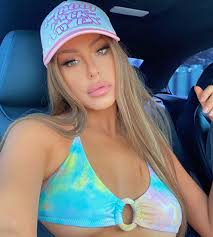 Tana Mongeau revoluciona las elecciones de EE.UU. con sus nalgas: cambia  nudes por votos contra Trump | Marca