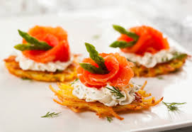 Mettere a bagno in acqua fredda le patate affettate sottilmente. Rosti Di Patate Con Formaggio E Salmone Per Natale Ginger Tomato